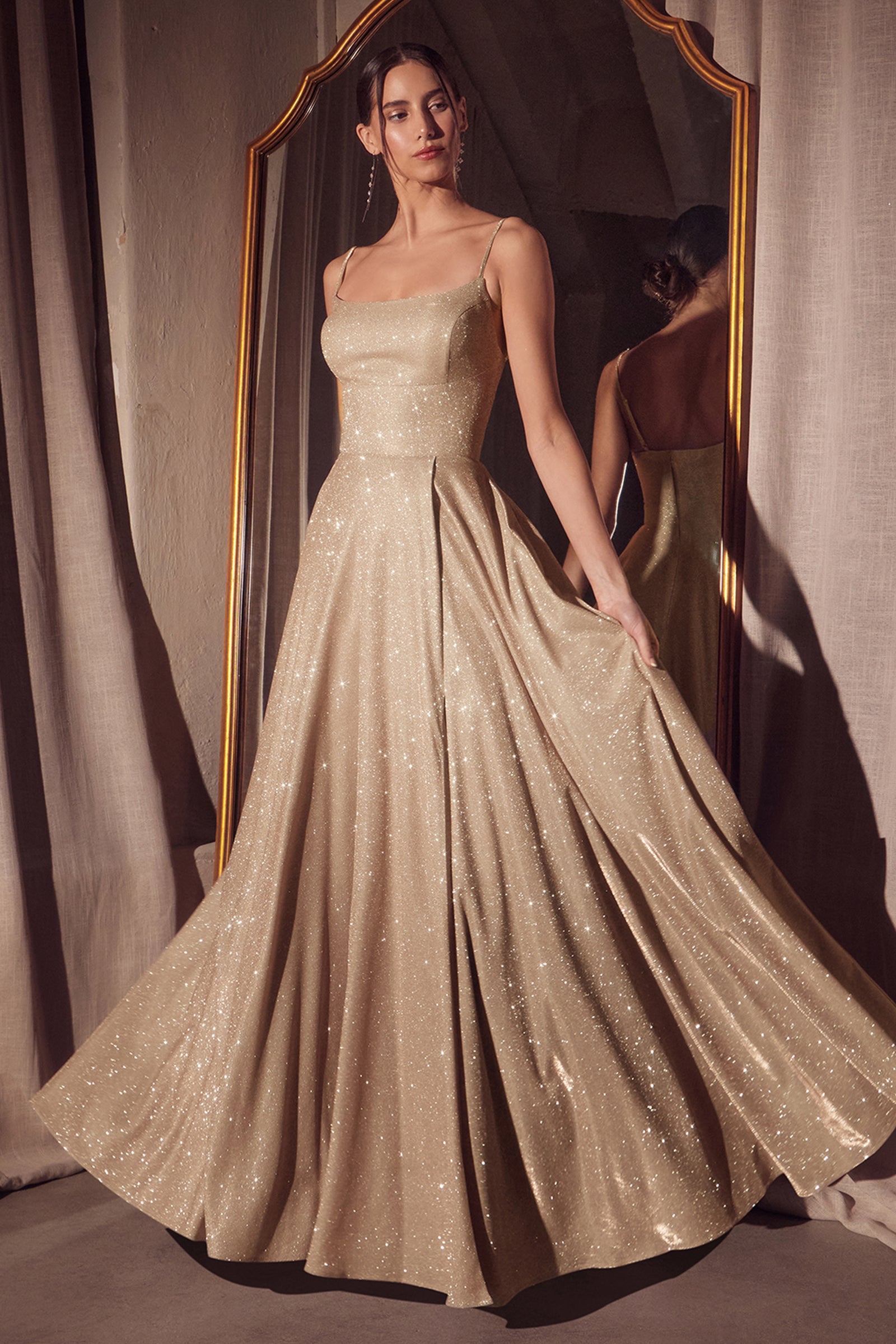 Vestido Línea A Lentejuelas Iridiscente en Champán — Mons Boutique Concepción
