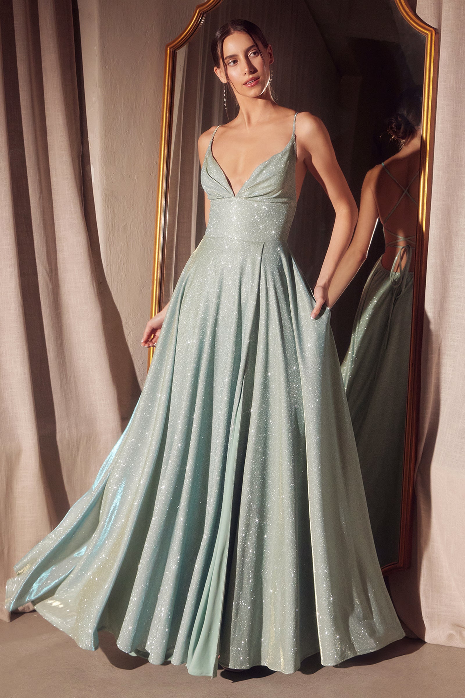 Vestido Línea A Lentejuelas con Abertura en Verde Salvia — Mons Boutique Concepción