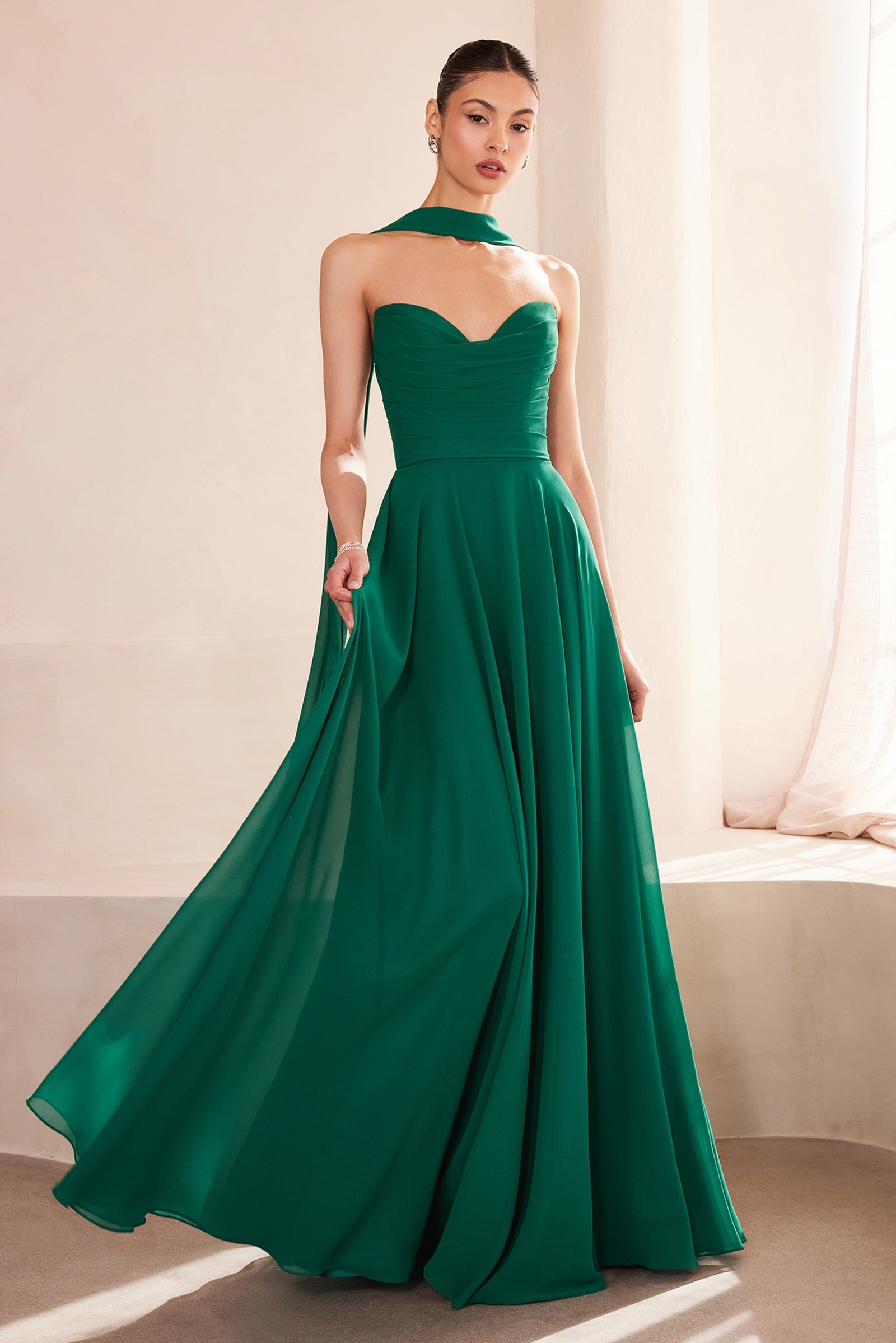 Vestido Línea A Chifón Escote Corazón en Verde Esmeralda — Mons Boutique Concepción