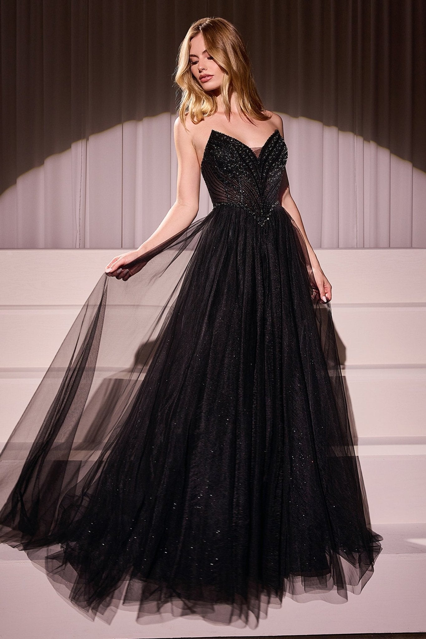 Vestido Línea A Tul con Pedrería en Negro — Mons Boutique Concepción