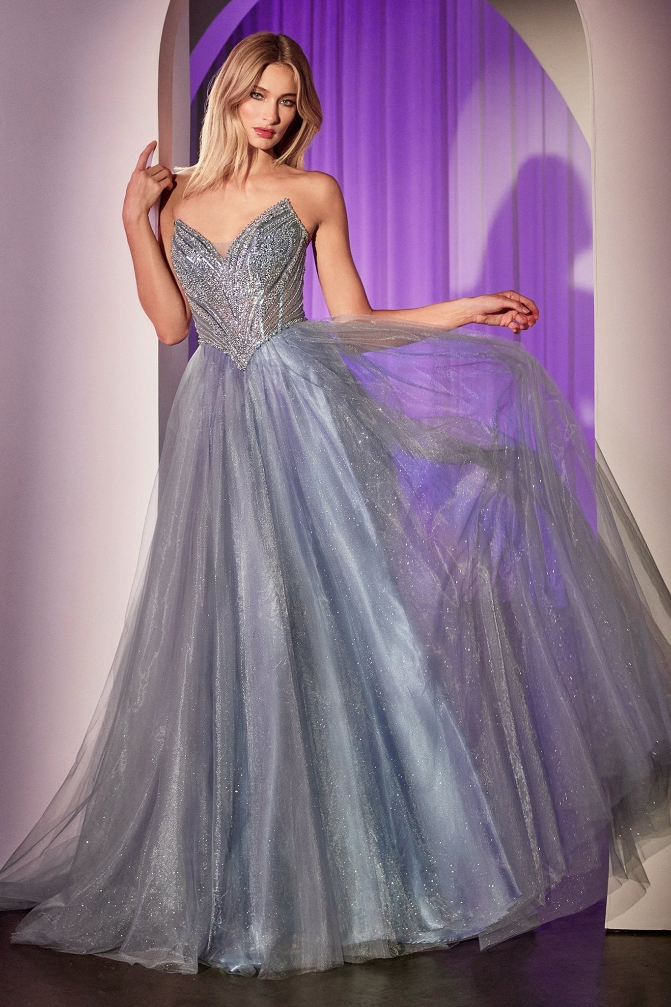 Vestido Línea A Tul con Pedrería en Azul Humo — Mons Boutique Concepción