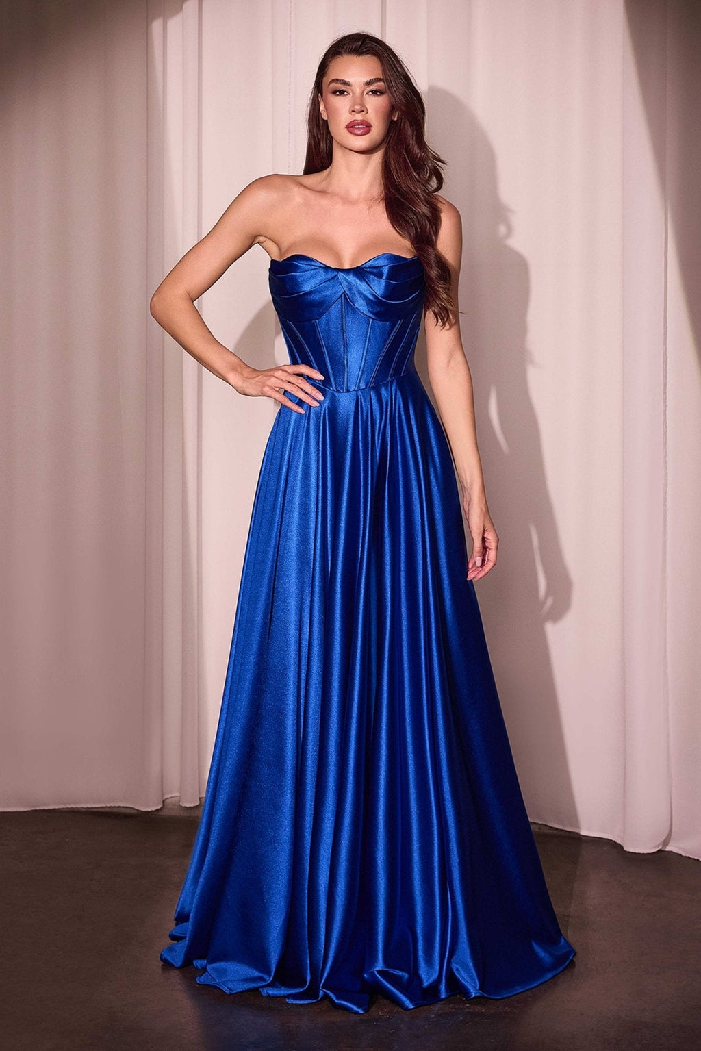 Vestido Línea A con Abertura y Bolsillos en Azul Rey — Mons Boutique Concepción
