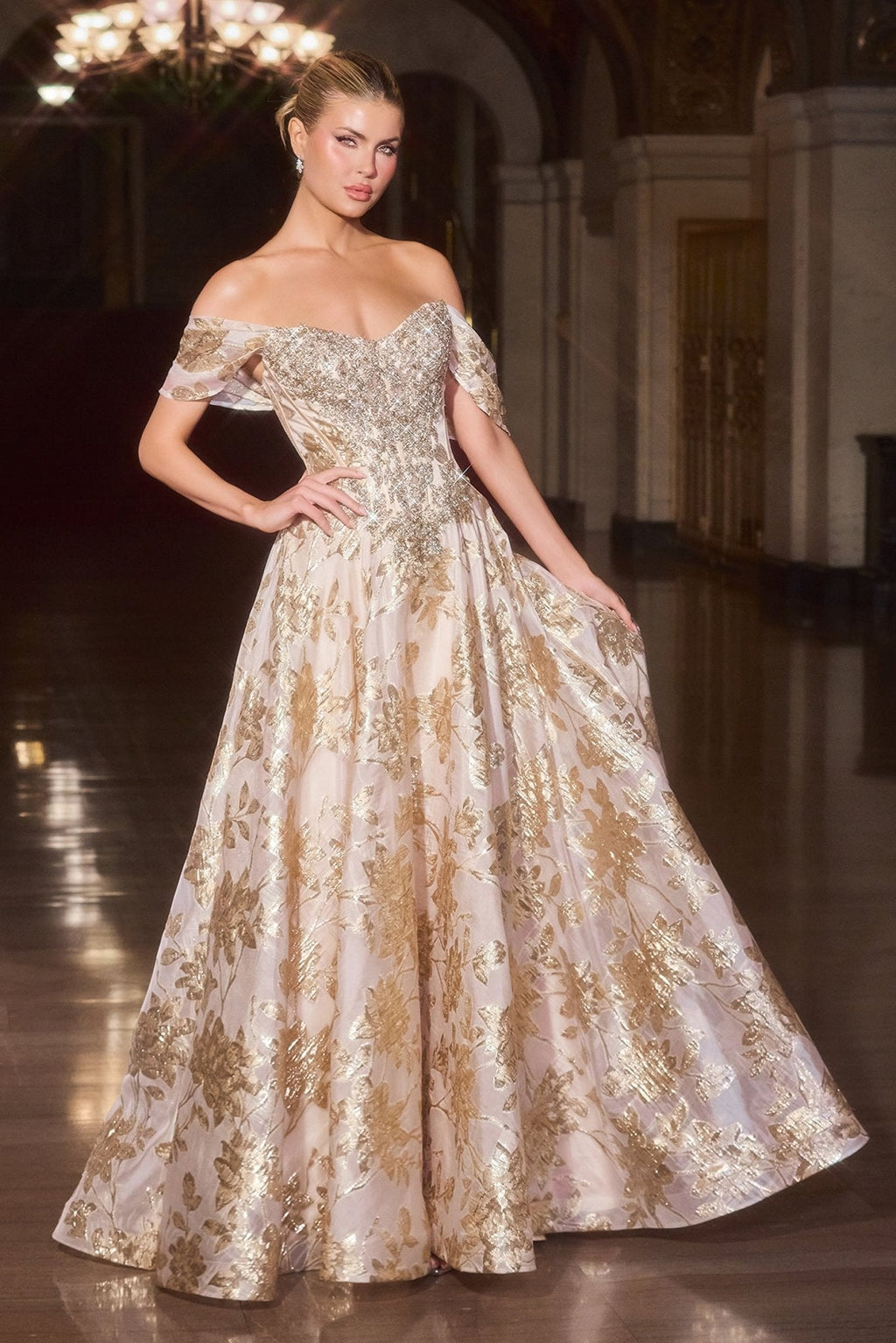 Vestido Princesa Dorado con Pedrería en Dorado — Mons Boutique Concepción
