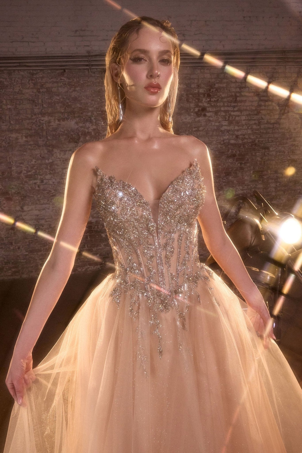 Vestido Princesa Tul Glitter con Cristales en Dorado — Mons Boutique Concepción