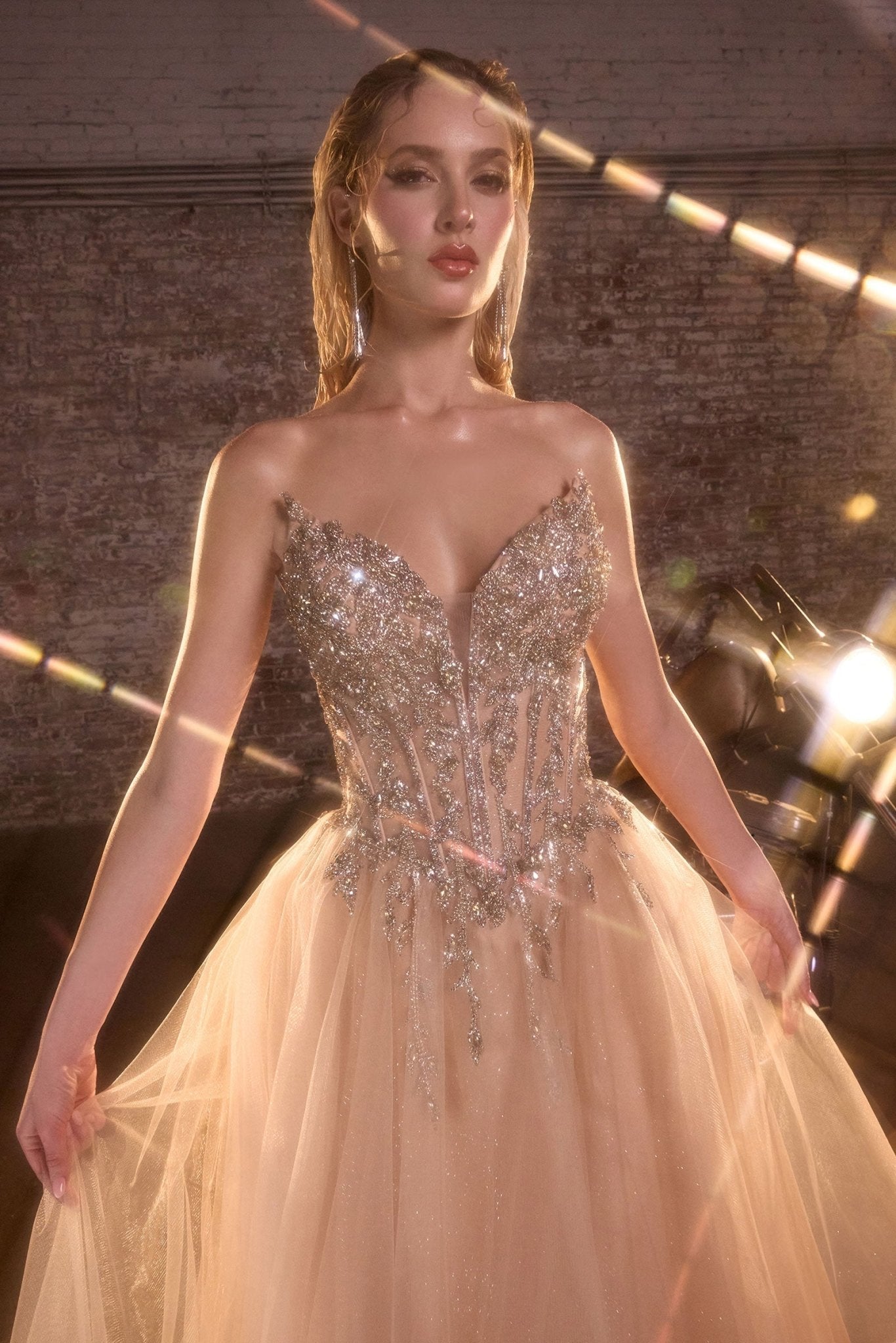 Vestido Princesa Tul Glitter con Cristales en Dorado — Mons Boutique Concepción