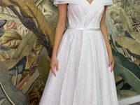 Vestido de Novia Glitter Escote Barco en Off White, en movimiento — Mons Boutique Concepción
