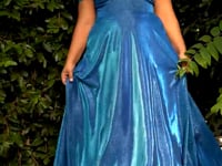 Vestido Princesa Metálico Hombros Descubiertos en Azul, en movimiento — Mons Boutique Concepción