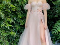 Vestido Línea A Lentejuelas Flores 3D en Malva, en movimiento — Mons Boutique Concepción