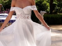 Vestido de Novia Tul Glitter en Off White, en movimiento — Mons Boutique Concepción