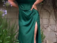 Vestido Sirena Curve con Abertura en Verde Esmeralda, en movimiento — Mons Boutique Concepción