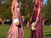 Vestido Midi Línea A con Tiras en Vino, en movimiento — Mons Boutique Concepción