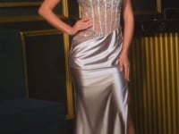 Vestido Ajustado Plata con Pedrería en movimiento — Mons Boutique Concepción