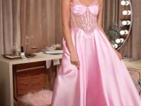 Vestido Línea A Mikado con Pedrería en Rosa, en movimiento — Mons Boutique Concepción