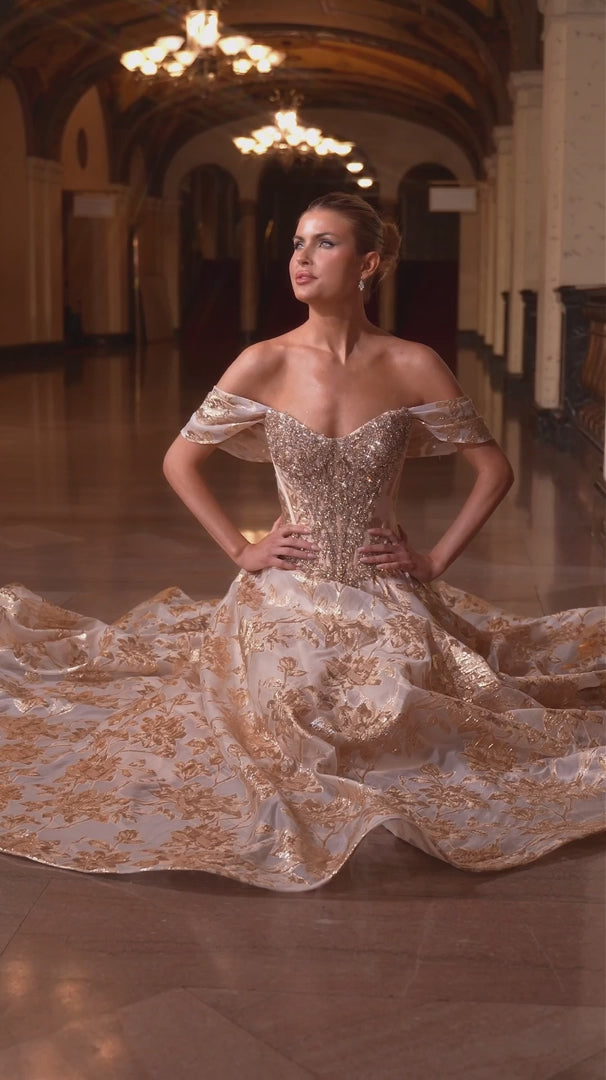 Vestido Princesa Dorado con Pedrería en Dorado — Mons Boutique Concepción